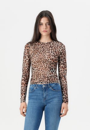 T-shirt à manches longues en imprimé léopard avec un design ajusté, fabriqué en matériau extensible, associé à un jean en denim bleu avec des détails subtils en matière de quincaillerie.