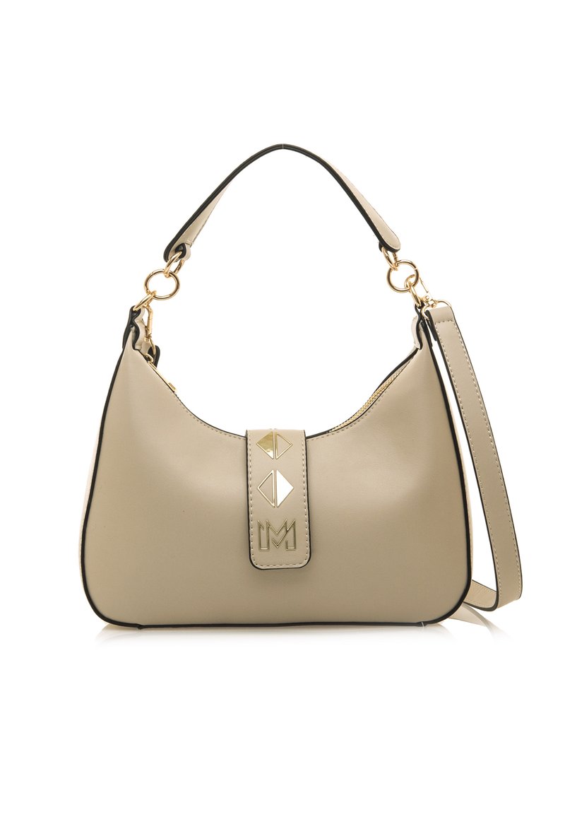 Bolso sintético beige con un acabado brillante, que presenta una placa de acento dorado y formas geométricas. Incluye un mango corto y una correa desmontable.