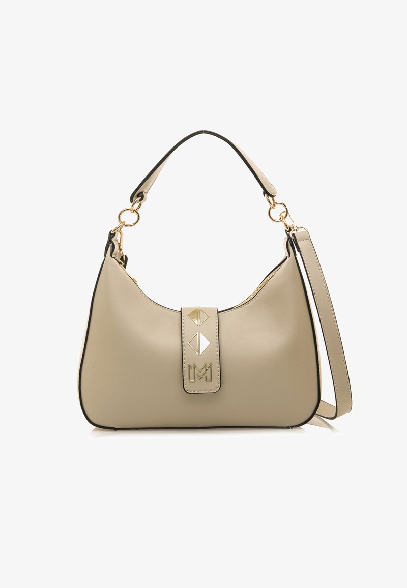 Borsa a tracolla in sintetico beige con finitura lucida, caratterizzata da una piastra dorata e forme geometriche. Include una maniglia corta e una tracolla removibile.