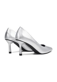 Escarpins argentés en cuir verni à talons hauts avec un bout pointu, présentant un design découpé et des talons stilettos fins accentués de noir.