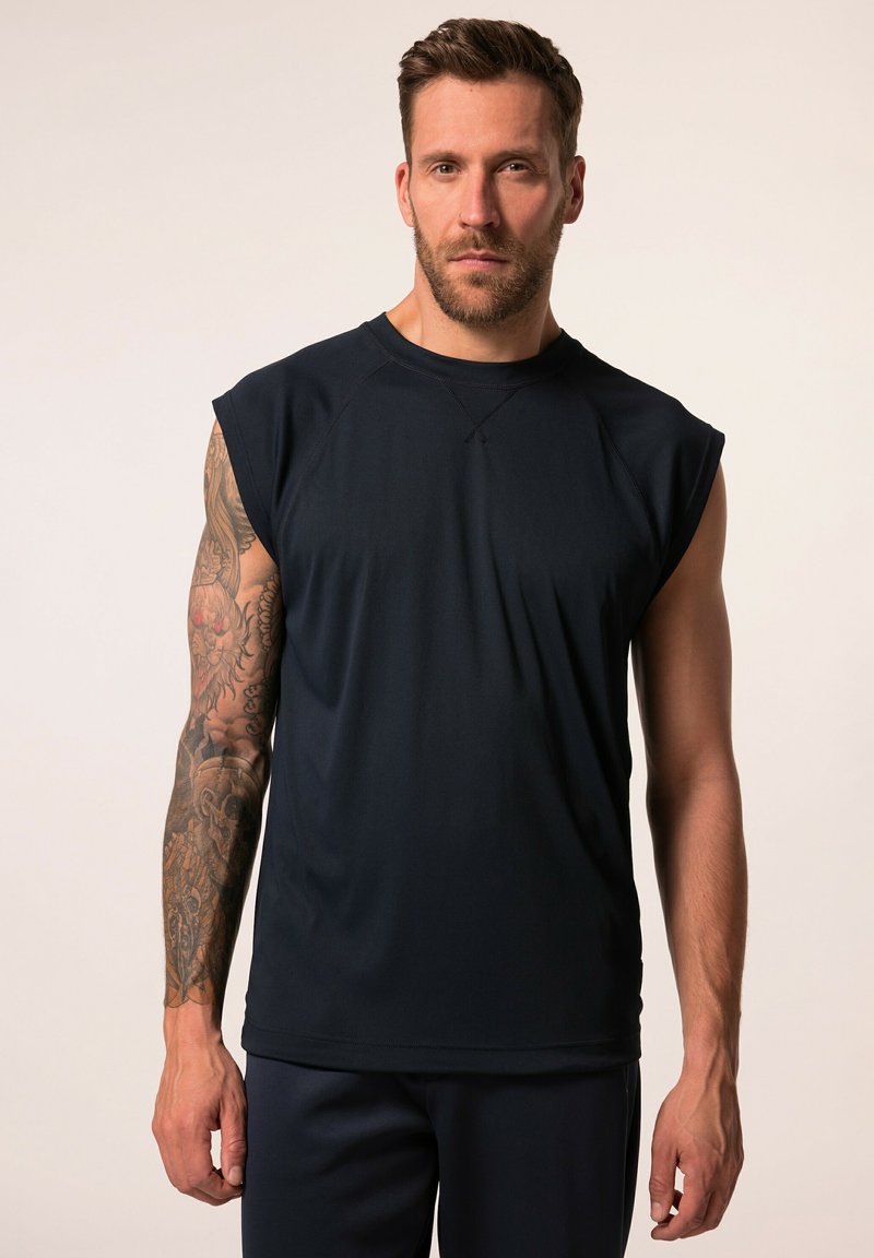 Marinblå ärmlös träningsskjorta gjord av mjukt, fuktavledande material; har rundad halsringning och en avslappnad passform som betonar armarnas rörlighet.