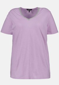 Lavendel kortärmad T-shirt med V-ringning och silverdetalj. Tillverkad av mjukt tyg med avslappnad passform, utan mönster eller grafik.