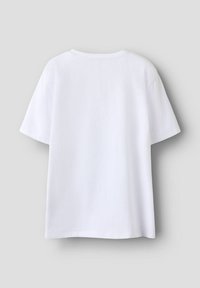 Valkoinen lyhythihainen t-paita, valmistettu pehmeästä puuvillasta, jossa on pyöreä kaula-aukko ja yksinkertainen muotoilu ilman näkyviä kuvioita tai koristeita.