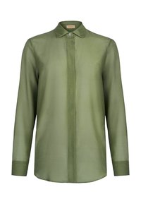 Chemise à manches longues de couleur vert olive, fabriquée dans un tissu lisse et léger, avec un col boutonné et un ourlet droit.