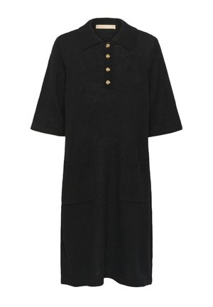 Robe tricotée noire à manches courtes avec col, quatre boutons dorés sur le plastron, et deux poches à rabat à l'avant, longueur genoux.