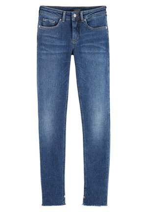 Blauwe slim-fit spijkerbroek met voor- en achterzakken, knoopsluiting, lichte vervaging en enkelritsen op een witte achtergrond.