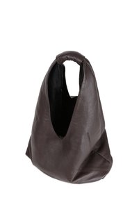 Sac à main en cuir marron avec un design unique et décontracté, et une grande ouverture. Texture lisse avec des accents minimalistes et sans quincaillerie visible.