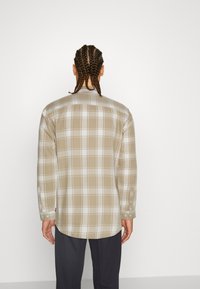 Jack & Jones JJEGINGHAM SHIRT - Camisa - crockery