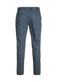 Pantalon de costume gris coupe slim pour homme, vu de dos, avec passants pour ceinture et deux poches arrière passepoilées.