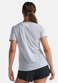 2XU Spordi T-särk - harbor mist white reflective