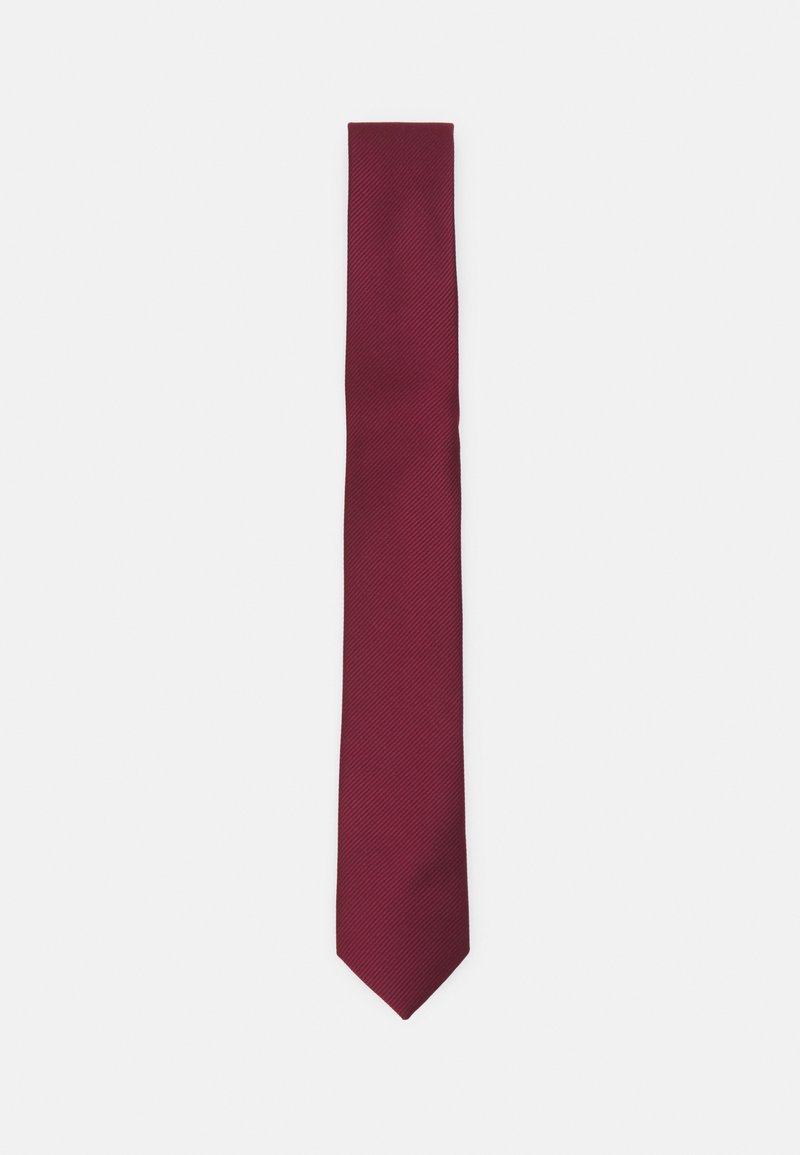 Cravate bordeaux avec un motif diagonal texturé. Forme fine et pointe pointue. Fini en tissu lisse. Ne présente pas de matériel ou d'accents visibles.