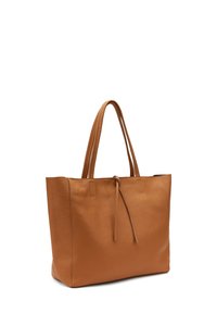 Borsa in pelle di colore marrone caldo, con finitura testurizzata, due manici lunghi e dettaglio di chiusura con lacci nella parte superiore.