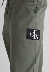 Calvin Klein Jeans TECHNICAL BADGE PANT - Joggebukse - dusty olive
