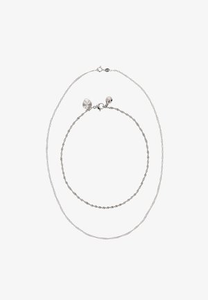 Conjunto de collar plateado con tres cadenas: una lisa, una retorcida y una con un patrón texturizado, todas con cierres de broche.