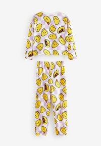 Pizsama szett, amely tartalmaz egy rövidített, hosszú ujjú felsőt és gumis derekú nadrágot, puha anyagból, lila és sárga emoji mintával.