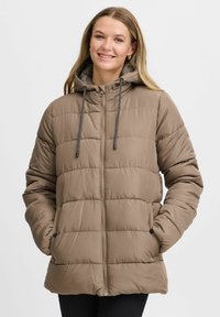 Veste rembourrée marron avec capuche, fermeture éclair, cordons de serrage réglables et motif matelassé diagonal. Texture douce et coupe décontractée.