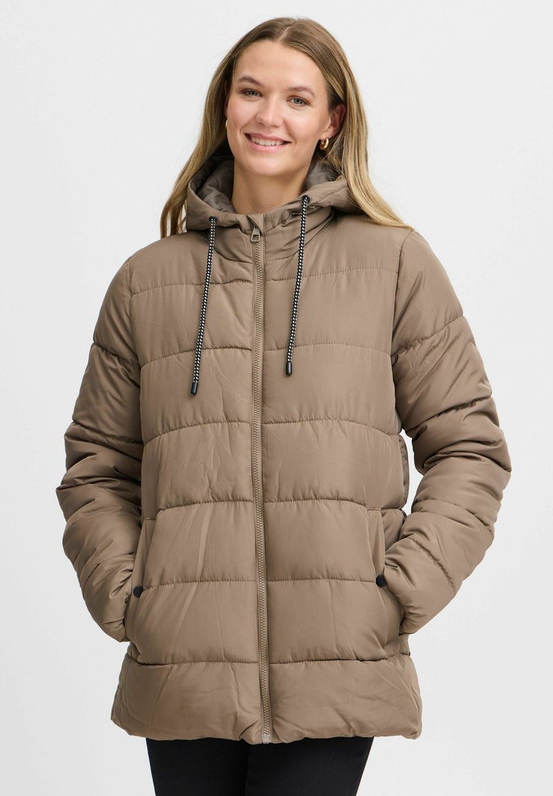 Veste rembourrée marron avec capuche, fermeture éclair, cordons de serrage réglables et motif matelassé diagonal. Texture douce et coupe décontractée.