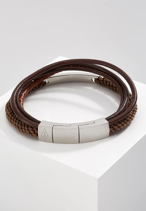 Braunes geflochtenes und aus Leder gefertigtes Multi-Strang-Armband mit einem silbernen Magnetverschluss, der mit einem kleinen Markenlogo graviert ist.
