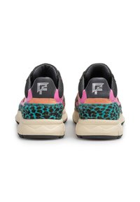 Sneakers sportive multicolori con tomaia in rete nera, accenti rosa e stampa leopardata in teal sui lati. Suola chunky beige.
