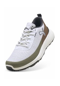 Vitt sportskor med olivgröna och bruna detaljer, texturerat tygöverdel, vadderad krage och svart gummisul. Puma-logotyp på sidan.