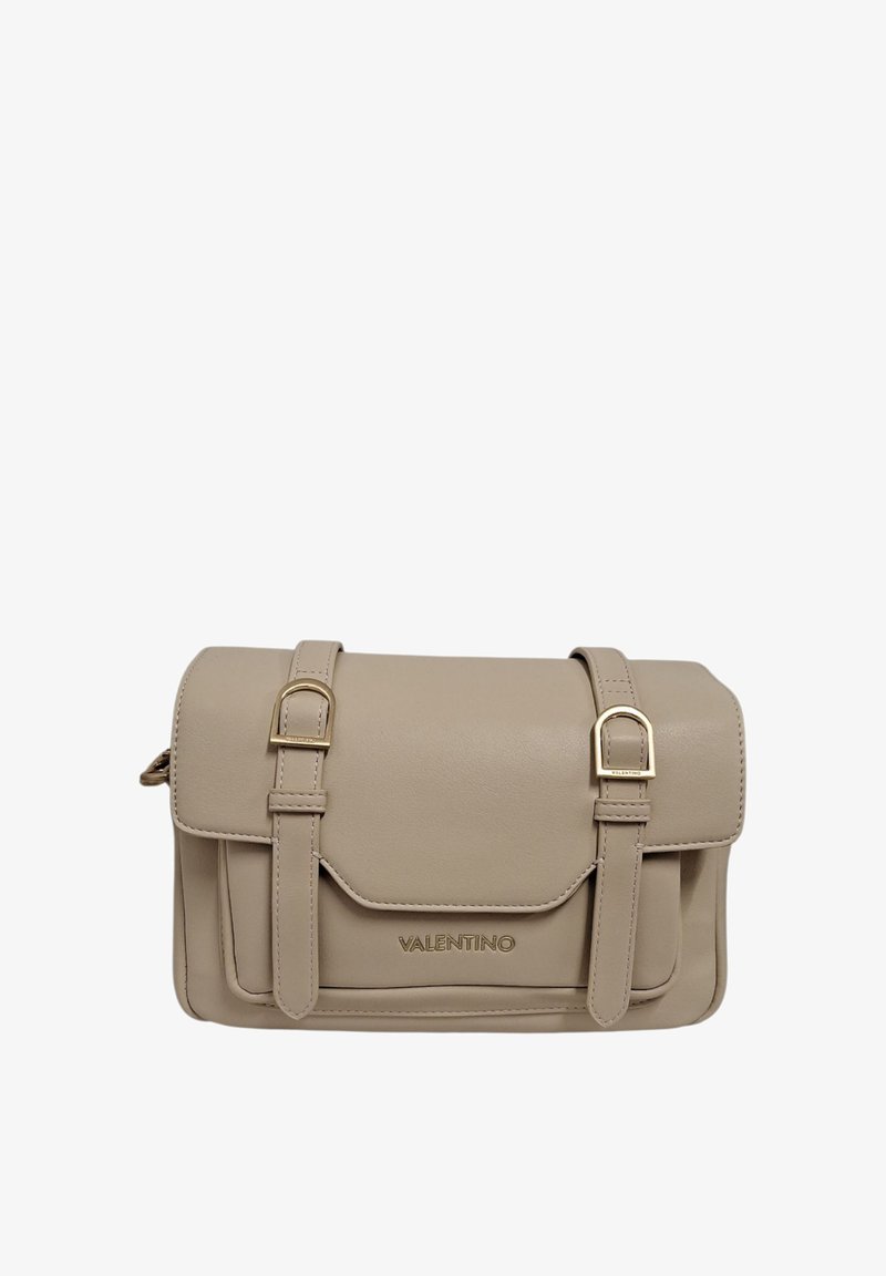 Borsa a tracolla in pelle beige con finiture dorate, doppi cinturini e chiusura a pattina. Presenta una forma strutturata e un logo in rilievo.