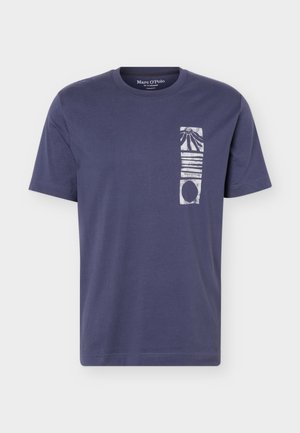 Camiseta de manga corta azul marino con cuello redondo, con un diseño gráfico abstracto vertical blanco en el lado izquierdo del pecho y una pequeña etiqueta con el texto "Marc O'Polo".