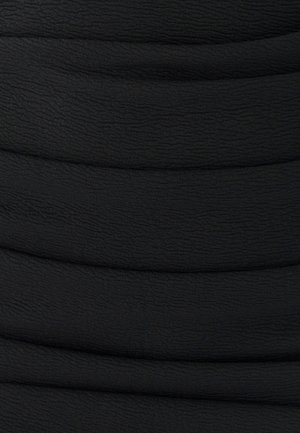 Mustmust tekstuuriga kangas lainelise mustriga, horisontaalsete voltidega ja siledal pinnal, mis annab toestatud väljanägemise.