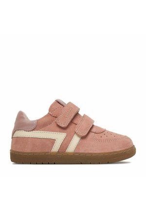 Różowy dziecięcy sneaker z zamszu z dwoma beżowymi paskami na rzepy i brązową gumową podeszwą, widoczny z boku.