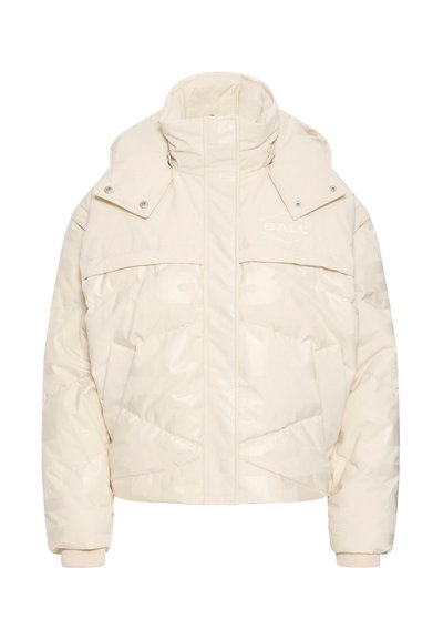 Krēmveida pūkaina jaka ar augstu apkakli, sprādzēm, priekšējām kabatām un tonālām logotipa detaļām. Izgatavota no vatēta, gluda auduma.