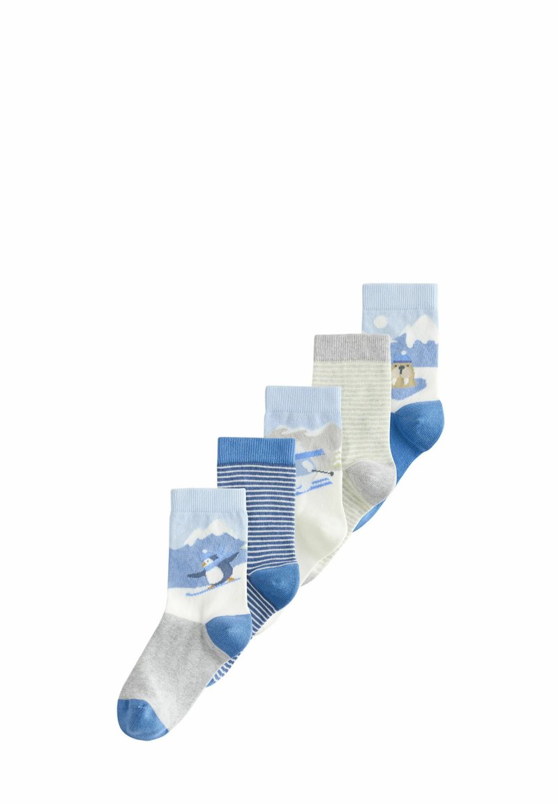 Fem par børnestrømper præsenterer designs i lyseblå, grå og hvid, med pingviner og bjergmotiver samt forskellige stribede mønstre.