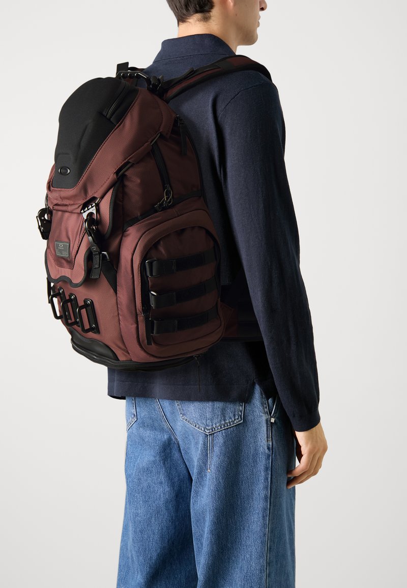 Oakley KITCHEN SINK UNISEX - Laisvalaikio kuprinė - grenache