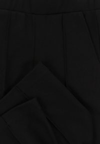 Zwarte broek met een soepele textuur, voorzien van plooien aan de voorkant en een fitted tailleband, met een eenvoudig en functioneel ontwerp.