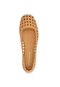 Scarpa slip-on in morbido tessuto color beige con punta quadrata e lati aperti, dotata di una soletta in pelle liscia con un delicato marchio impressa.