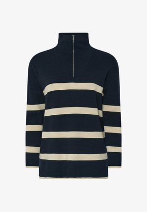 Marineblauwe gebreide pullover met een hoge kraag, voorzien van horizontale crème strepen en een korte rits bij de hals. Zachte textuur.