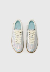 Sneaker iridescenti con una texture liscia, dotati di lacci bianchi, un interno azzurro chiaro e una suola in gomma marrone.