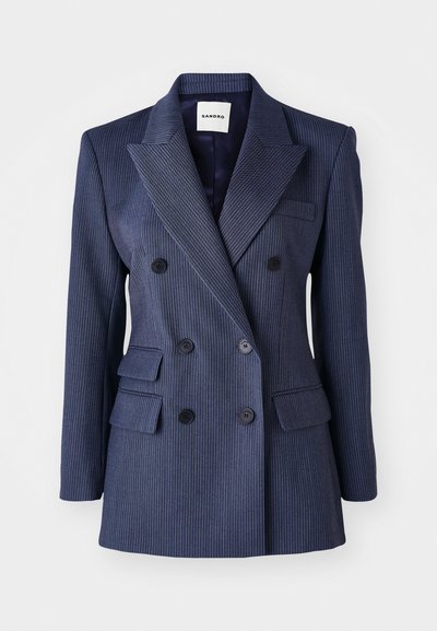 Marineblauwe dubbelgevoerde blazer met streepjes, met klepjes, voorzakken en zwarte knopen, met een op maat gemaakte pasvorm en gestructureerde vorm.