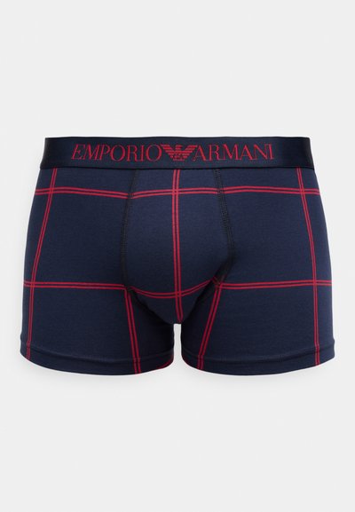 Granatowe bokserki z czerwoną kratką, z elastycznym paskiem z logo "Emporio Armani". Miękka faktura materiału.