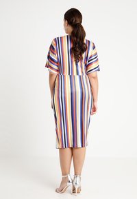 Robe à rayures multicolores avec un ourlet longueur genou, des manches courtes et une silhouette cintrée, confectionnée dans un tissu lisse et léger.