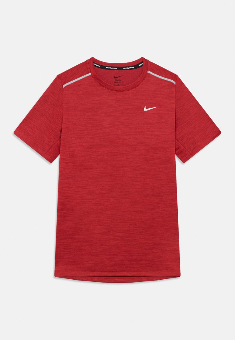 Κόκκινο κοντομάνικο αθλητικό μπλουζάκι Nike Dri-FIT με ανακλαστικές ρίγες στους ώμους και λευκό λογότυπο Nike στο στήθος.