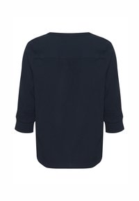 Blusa di un blu navy scuro con maniche a tre quarti, scollatura a girocollo, una sottile texture e dettagli arricciati vicino all'orlo delle maniche. Vista posteriore mostrata.