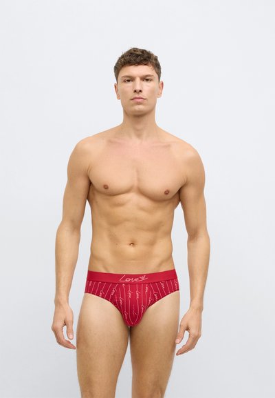 Piros férfi alsónemű lágy anyagból, a "Love" feliratot ábrázoló mintával és azonos feliratú, egyszínű derékpánttal.