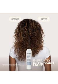 Capelli ricci mostrati da dietro con "before" ricci sciolti e "after" ricci più stretti e lucenti dopo l'uso del prodotto Goldwell Bond Pro.