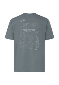 Grijs T-shirt met een ontwerp van een topografische kaart, puntlijnen voor paden, vogels, zon en de tekst "samen" en "daarbuiten, nieuwe paden in de natuur vinden" op de achterkant.