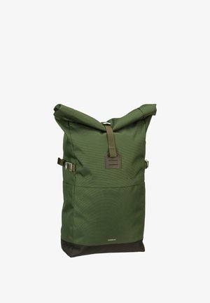 Grüner Rolltop-Rucksack aus strukturiertem Stoff, mit einem dunklen Boden, verstellbaren Seitenträgern und einem Lederakzentanhänger.