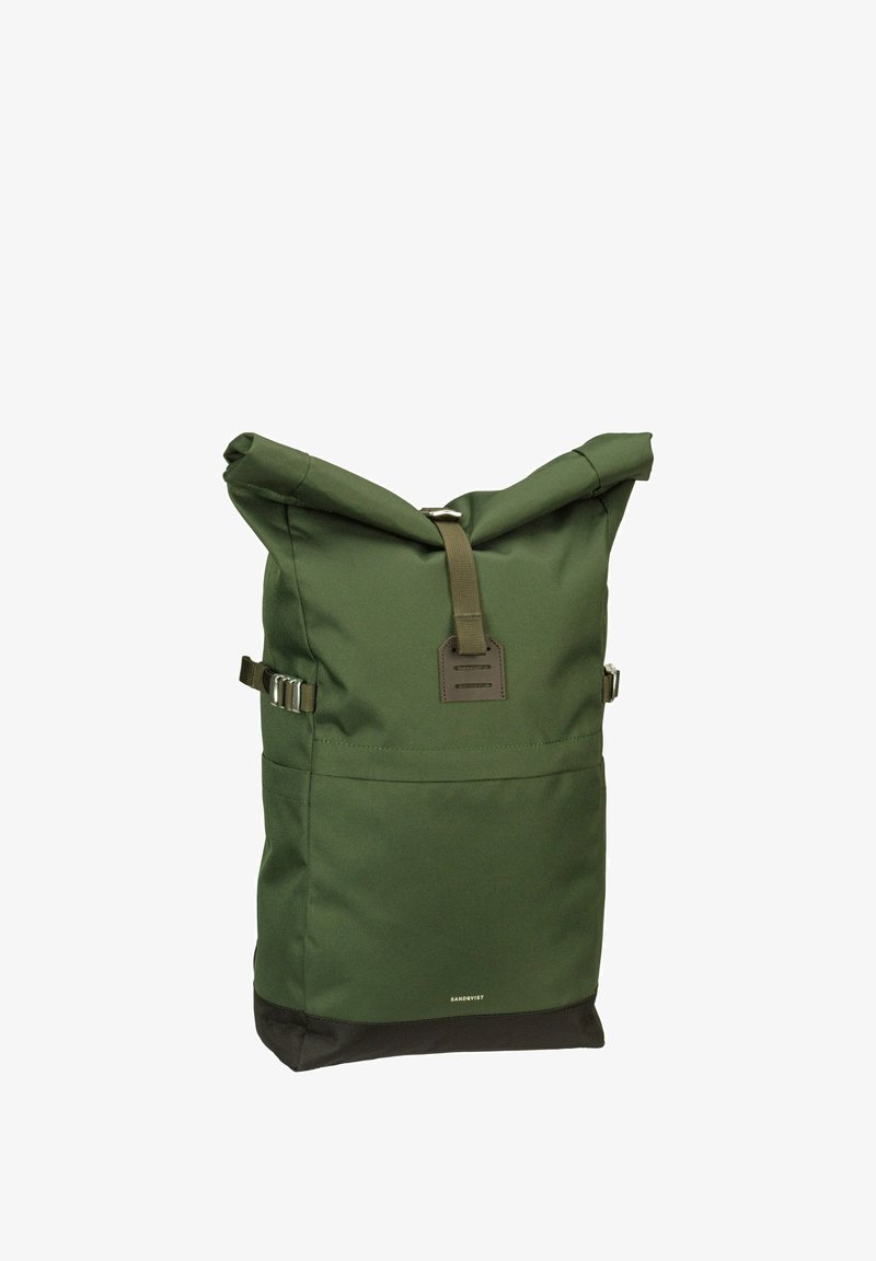 Mochila verde de tipo rolltop hecha de tela texturizada, con un fondo oscuro, correas laterales ajustables y una etiqueta de acento de cuero.