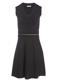 Robe noire sans manches à encolure en V festonnée, corsage ajusté et jupe plissée. Présente des détails côtelés horizontaux à la taille.