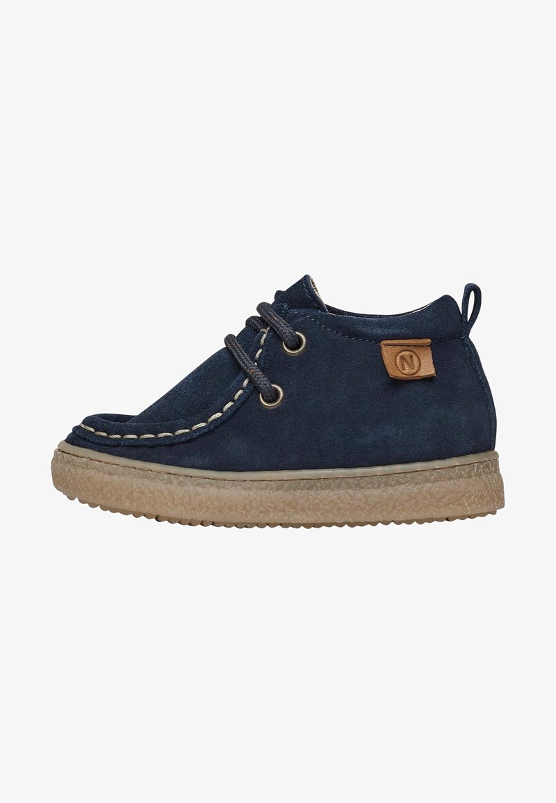 Bottines en daim bleu marine, à bout rond, avec deux œillets et des coutures grises. Semelle en caoutchouc naturel avec finition texturée. Petite étiquette en cuir avec logo.