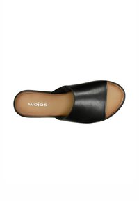 Sandale en cuir noir à semelle plate avec une large sangle et un bout ouvert. Texture lisse avec une semelle intérieure beige portant le logo "wojas".