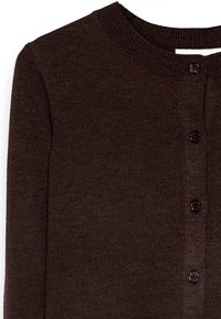 Brūns adīts kardigāns ar apaļu apkakli, sešiem tumšiem pogām un gludu tekstūru. Nav redzamu rakstu vai papildu akcentu.