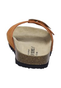 Tan leren sandaal met een achterband, licht tan gevoerde binnenzool en een gestructureerde zwarte rubberen zool. Beschikt over een metallic accent op de band.